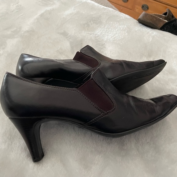 Dark brown leather Liz Claiborne slip on booties - Picture 3 of 5